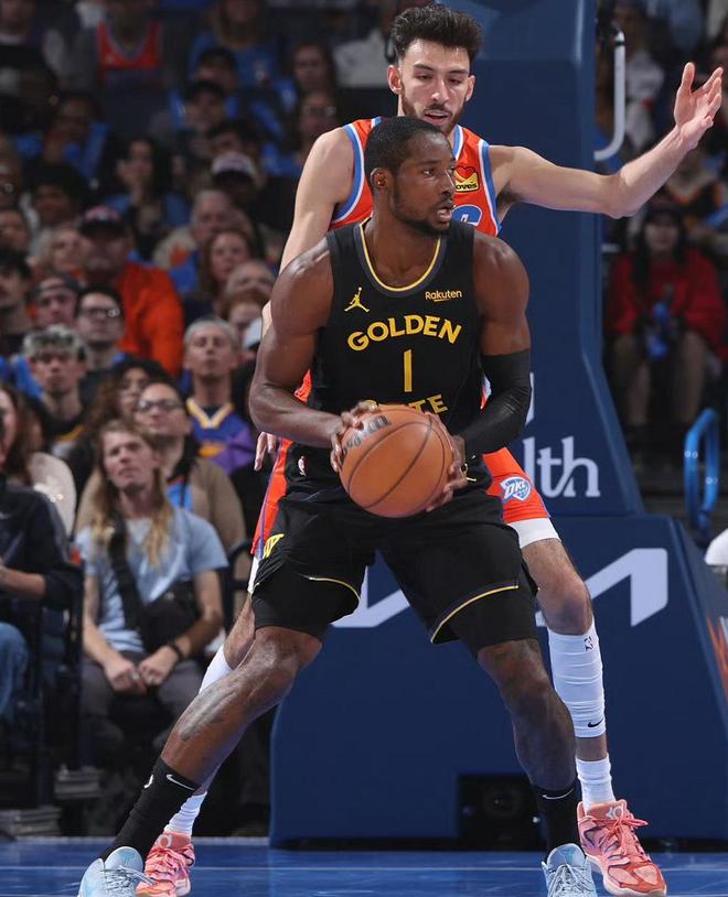 勇士队新援小库里 (Curry) 身穿1号球衣在对阵雷霆的生涯首秀中持球,他在半场比赛中贡献了5分。