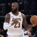 湖人球星勒布朗·詹姆斯在场边持球准备