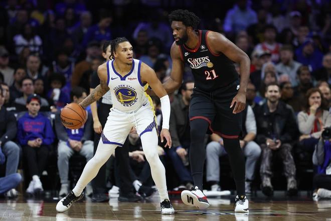 NBA常规赛：勇士球员波杰姆斯基（3号）对位76人核心中锋乔尔·恩比德，勇士最终在库里缺阵的情况下被76人绝杀。
