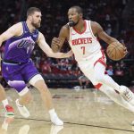 NBA常規賽：火箭隊球星杜蘭特（7號）在比賽中持球突破爵士隊防線，展現其得分爆發力。