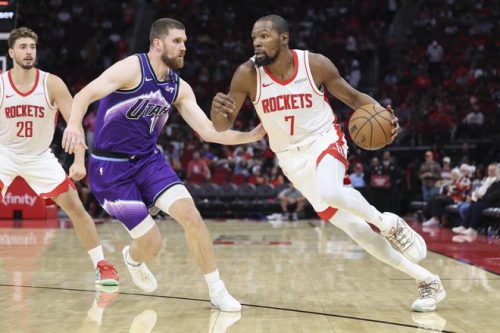 NBA常規賽:火箭隊球星杜蘭特(7號)在比賽中持球突破爵士隊防線,展現其得分爆發力。