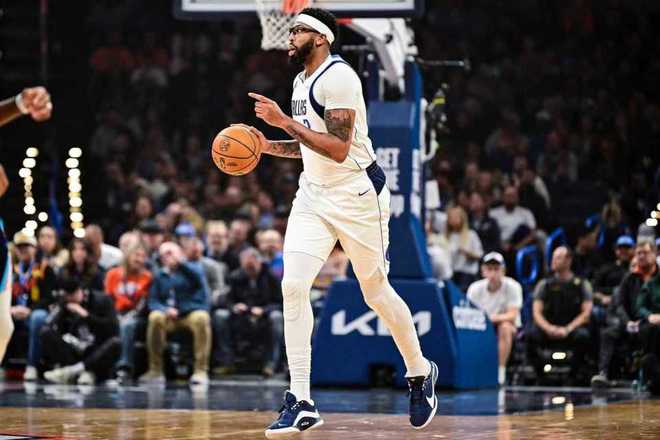 独行侠队的浓眉哥(安东尼·戴维斯)在NBA比赛中运球,其状态和表情反映了该场比赛手感不佳。