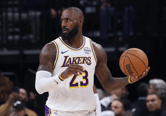 湖人球星勒布朗·詹姆斯在场边持球准备