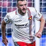 克雷莫內塞球員傑米·瓦爾迪（Jamie Vardy）身穿白紅球衣，在義甲比賽中進球後慶祝