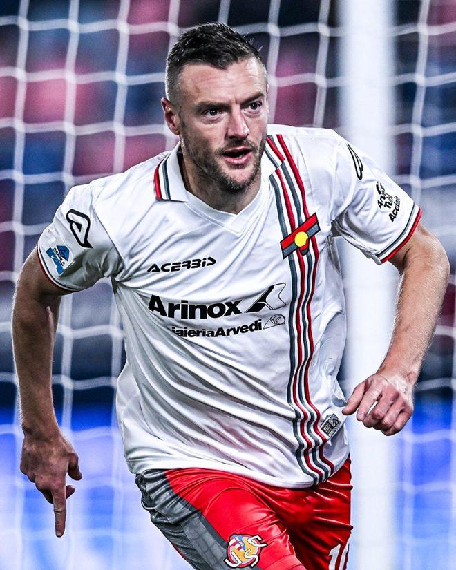 克雷莫內塞球員傑米·瓦爾迪（Jamie Vardy）身穿白紅球衣，在義甲比賽中進球後慶祝