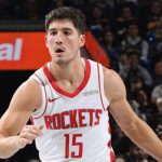 休斯頓火箭隊球員謝潑德（Shepherd）身穿15號球衣，在與金州勇士隊的比賽中運球或防守的特寫鏡頭。