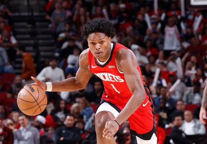 Houston Rockets 球員在比賽中快速推進運球,展現強勢突破動作,吸引觀眾目光的 NBA 比賽場景。