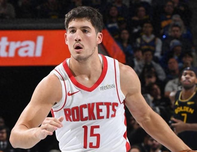 休斯頓火箭隊球員謝潑德（Shepherd）身穿15號球衣，在與金州勇士隊的比賽中運球或防守的特寫鏡頭。