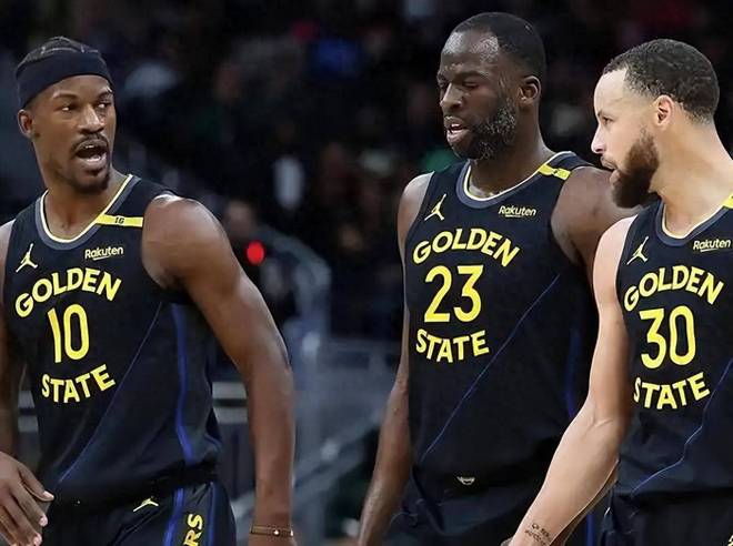 勇士队球员库明加（Jonathan Kuminga）在比赛中运球。随着其掉出首发轮换，勇士管理层正考虑通过交易寻求更稳定的第三进攻火力点。