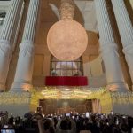 澳门十六浦赌场（Ponte 16）于 11 月 28 日正式停止运营，结束 17 年历史。图片展示了夜晚灯火通明的赌场外部，巨大的吊灯和古典立柱下，大量人群举起手机拍照记录这一历史性时刻。此图象征澳门卫星赌场重组背景下十六浦关闭的关键一步。