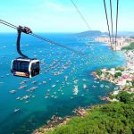 越南富国岛跨海缆车跨越海湾的场景，海面上密布着渔船，象征太阳集团通过扩大航空和旅游基础设施，将富国岛打造成下一个普吉岛的宏伟目标。