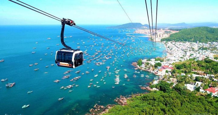 越南富国岛跨海缆车跨越海湾的场景，海面上密布着渔船，象征太阳集团通过扩大航空和旅游基础设施，将富国岛打造成下一个普吉岛的宏伟目标。