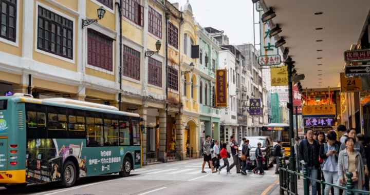 澳门街区人潮与巴士通行，游客到访量增长