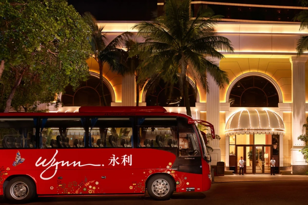 永利澳门度假村夜景与红色穿梭巴士，澳门赌场收入话题
