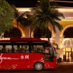 永利澳门度假村夜景与红色穿梭巴士，澳门赌场收入话题