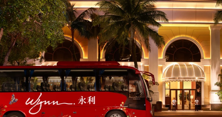永利澳门度假村夜景与红色穿梭巴士，澳门赌场收入话题