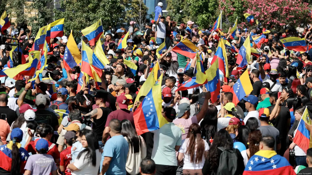 委内瑞拉民众集会挥旗，预测市场马杜罗话题升温