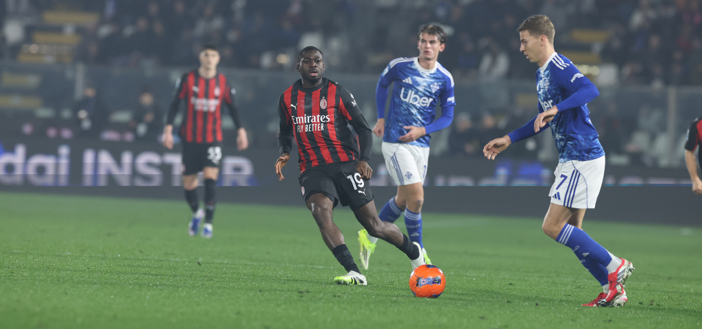 科莫与AC米兰球员对抗比赛瞬间