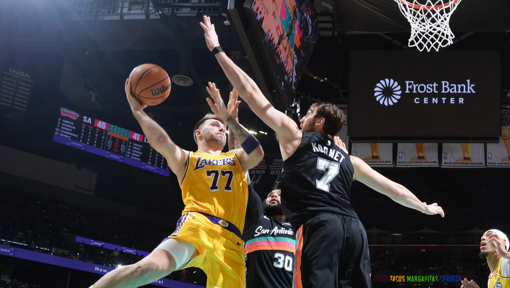 东契奇身穿湖人球衣上篮对抗 马刺防守画面