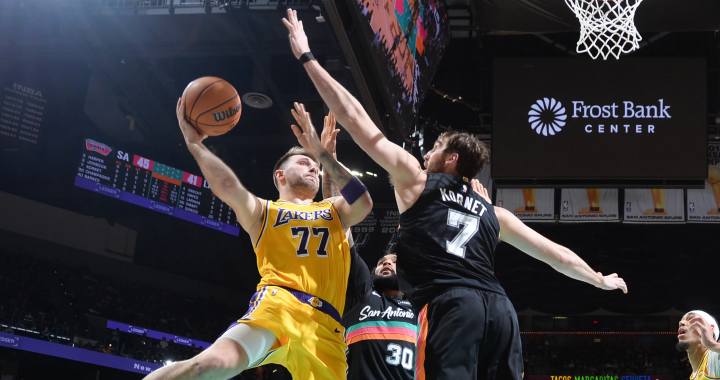 东契奇身穿湖人球衣上篮对抗 马刺防守画面