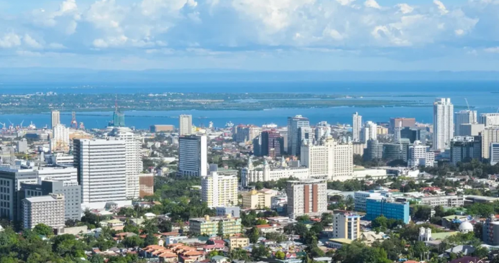 马尼拉海滨城市天际线与免签政策