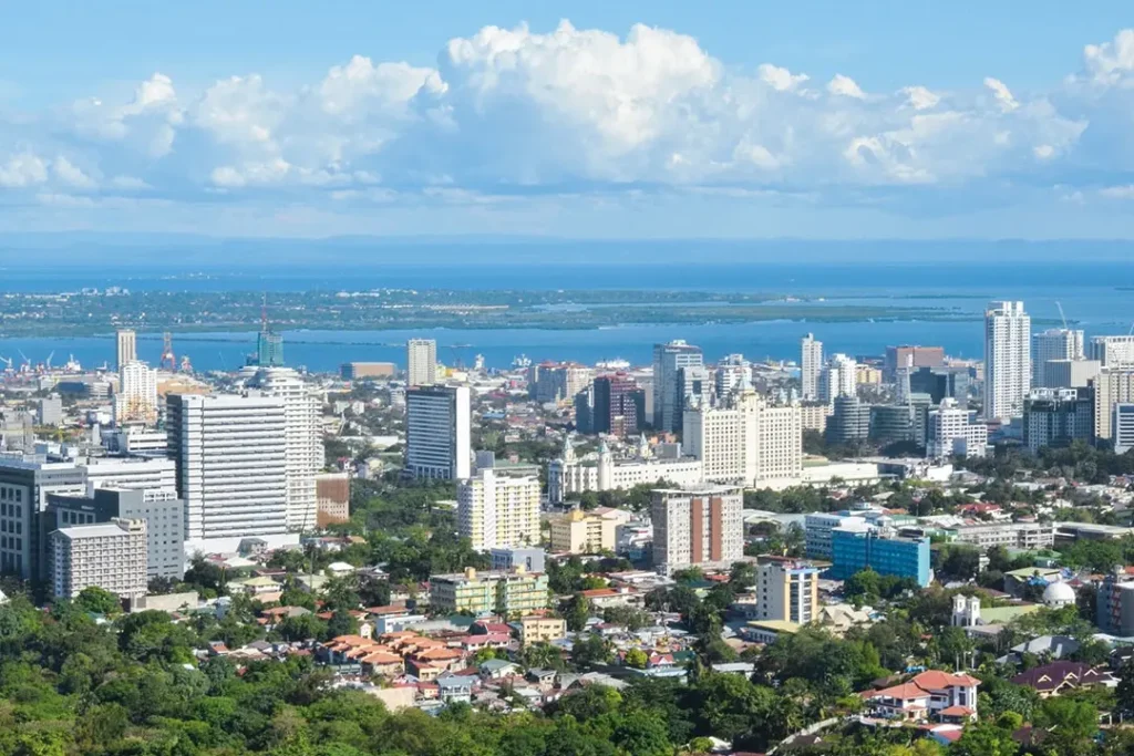 马尼拉海滨城市天际线与免签政策