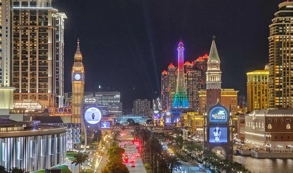 澳门夜景与地标灯光，博彩行业年终奖金话题