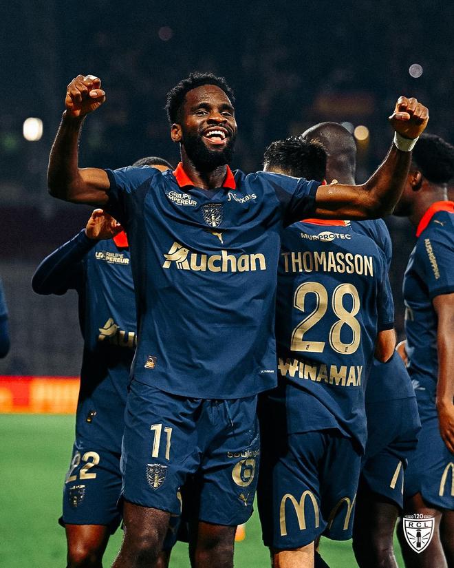 朗斯球员举臂庆祝主场胜利冲击榜首