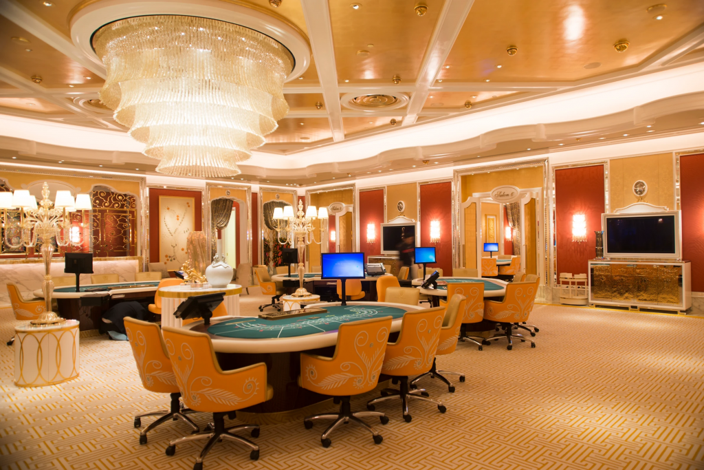 澳门赌场贵宾厅内部陈设，展示高端博彩空间与运营环境