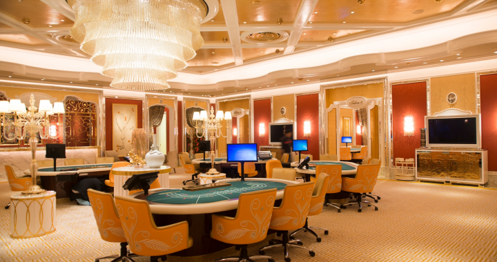 澳门赌场贵宾厅内部陈设，展示高端博彩空间与运营环境