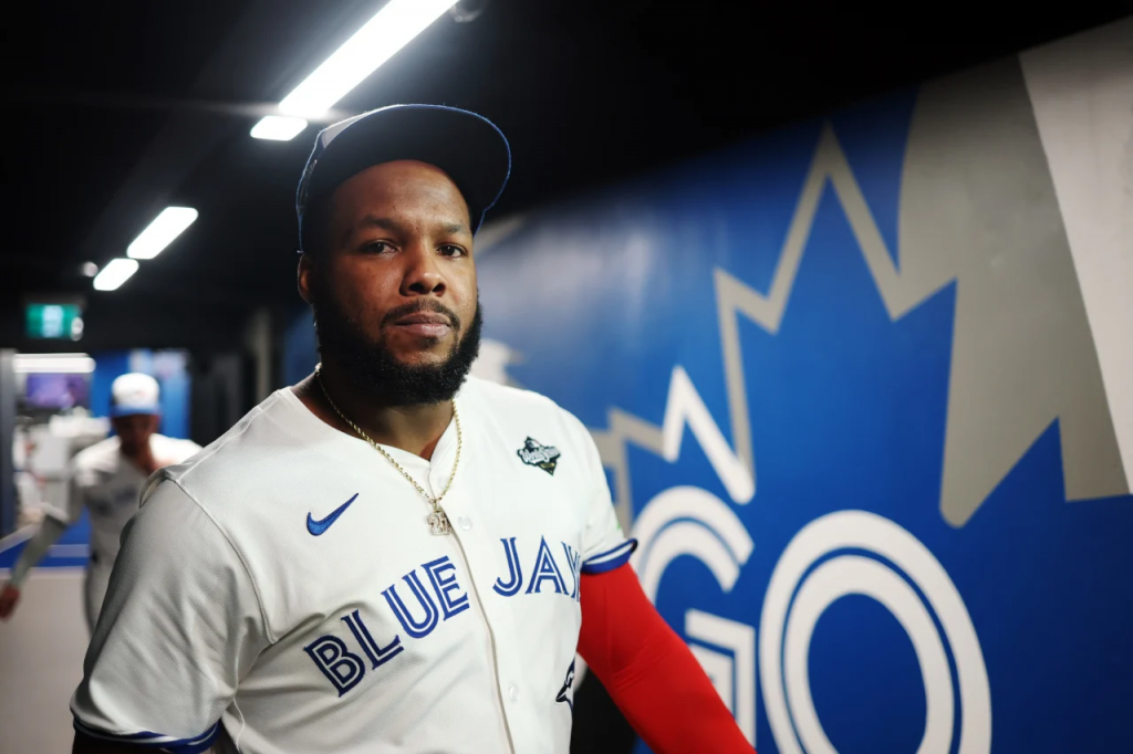 在多伦多罗杰斯中心举行的2025年世界大赛第七场对阵洛杉矶道奇队的比赛前，多伦多蓝鸟队的弗拉基米尔·格雷罗二世从更衣室走向球员休息区。