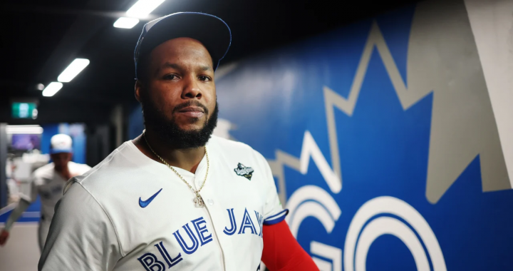 在多伦多罗杰斯中心举行的2025年世界大赛第七场对阵洛杉矶道奇队的比赛前，多伦多蓝鸟队的弗拉基米尔·格雷罗二世从更衣室走向球员休息区。