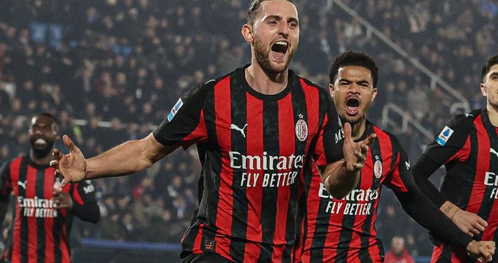 AC米兰球员庆祝进球意甲逆转科莫