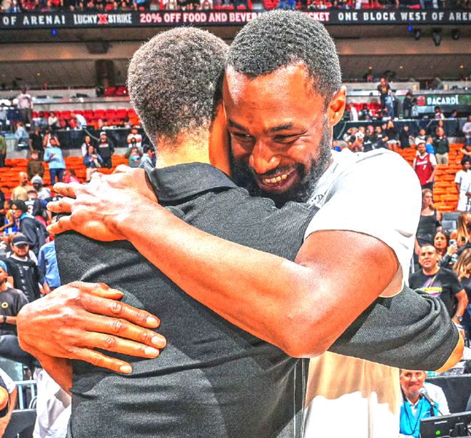 维金斯与前队友赛后拥抱的NBA赛场瞬间