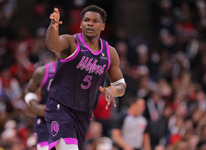 爱德华兹比赛中组织进攻手势画面