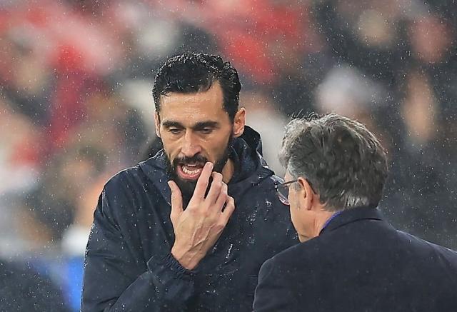 阿韦洛亚场边指挥比赛，欧冠执教压力特写