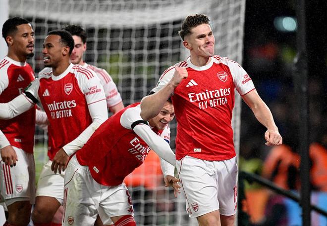 阿森纳球员庆祝进球，英联杯半决赛对阵切尔西