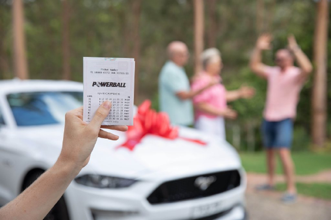 手持强力球彩票，小汽车礼物与家人庆祝