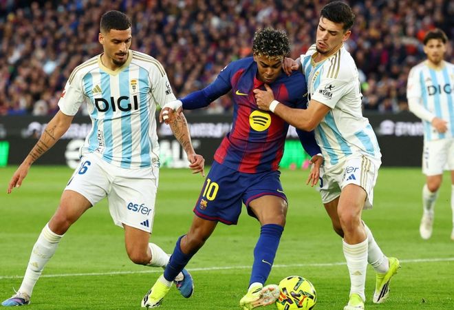 巴萨前锋持球对抗 奥维耶多防守