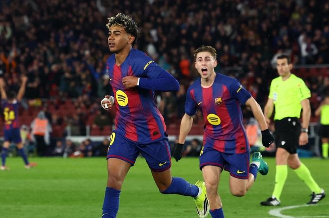 巴萨年轻球员奔跑庆祝 3比0胜利