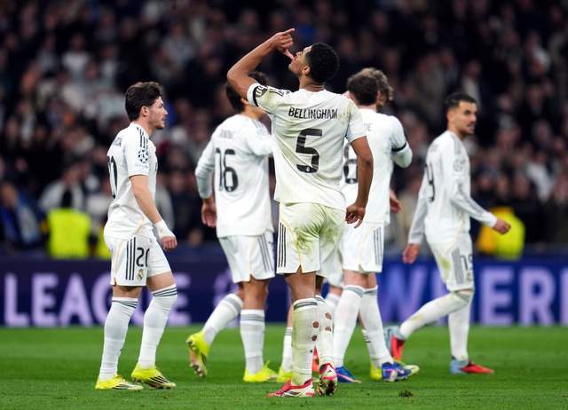 贝林厄姆举手庆祝进球,皇马欧冠大胜画面