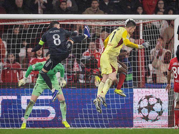 本菲卡补时进球瞬间，皇马防线被突破画面