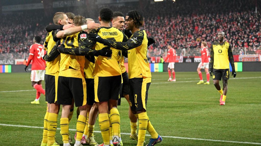 多特蒙德球员在主场庆祝进球,欧冠比赛氛围热烈