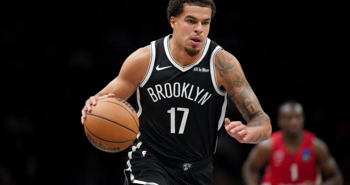 篮网17号球员持球推进，聚焦小波特赛季爆发表现