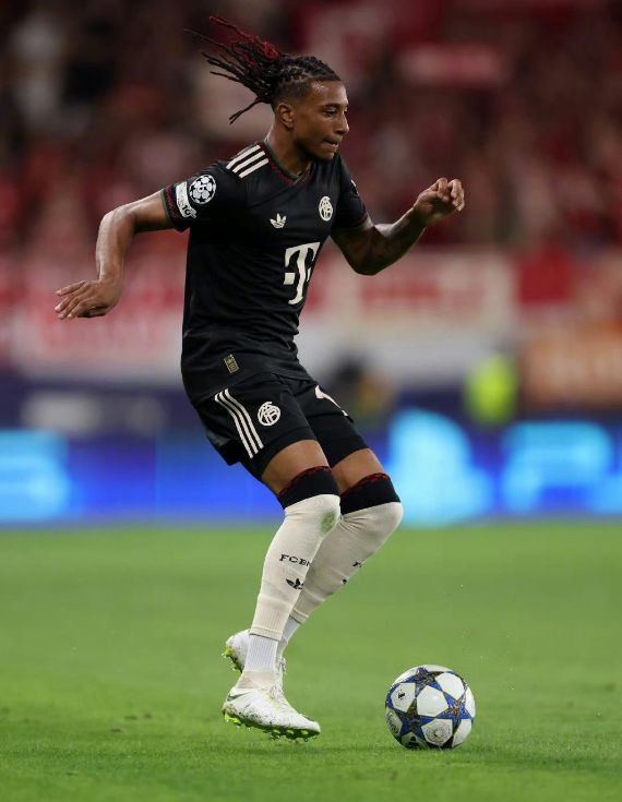 拜仁球员带球推进，德甲客场对阵科隆