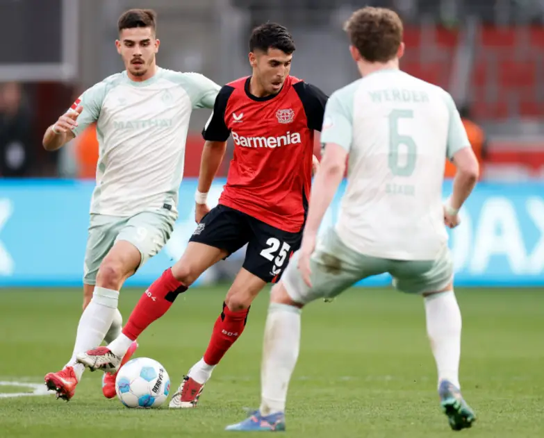 德甲比赛中不来梅球员主场对抗瞬间