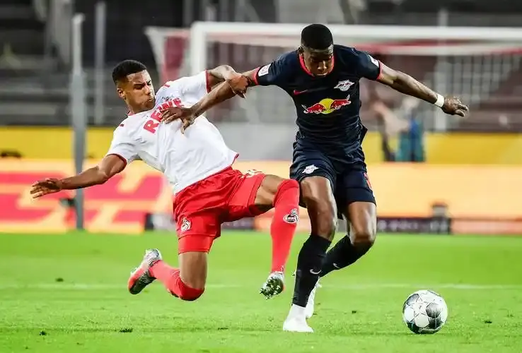 德甲中场争夺画面 双方球员逼抢对抗