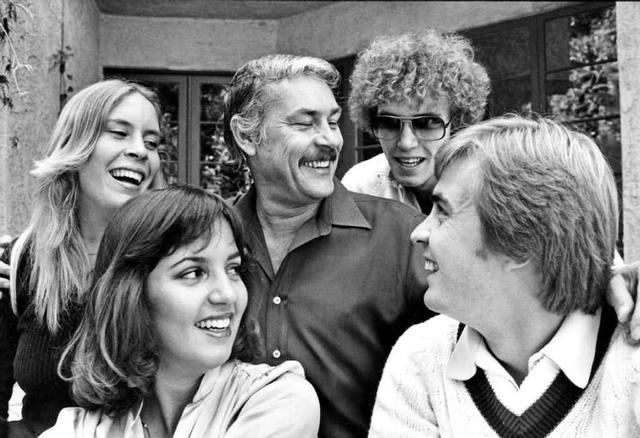 巴斯家族黑白合影呈现传承