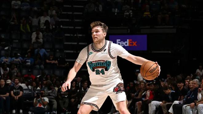 灰熊后卫斯宾塞持球推进突破画面