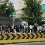 柬埔寨金边中国大使馆外中国公民排队求助